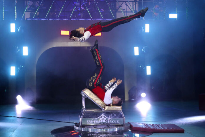 Los acróbatas japoneses-colombianos Martínez Brothers participan durante la presentación a la prensa del festival internacional de circo Pulso este 7 de julio de 2026, en Lima (Perú). EFE/Paolo Aguilar
