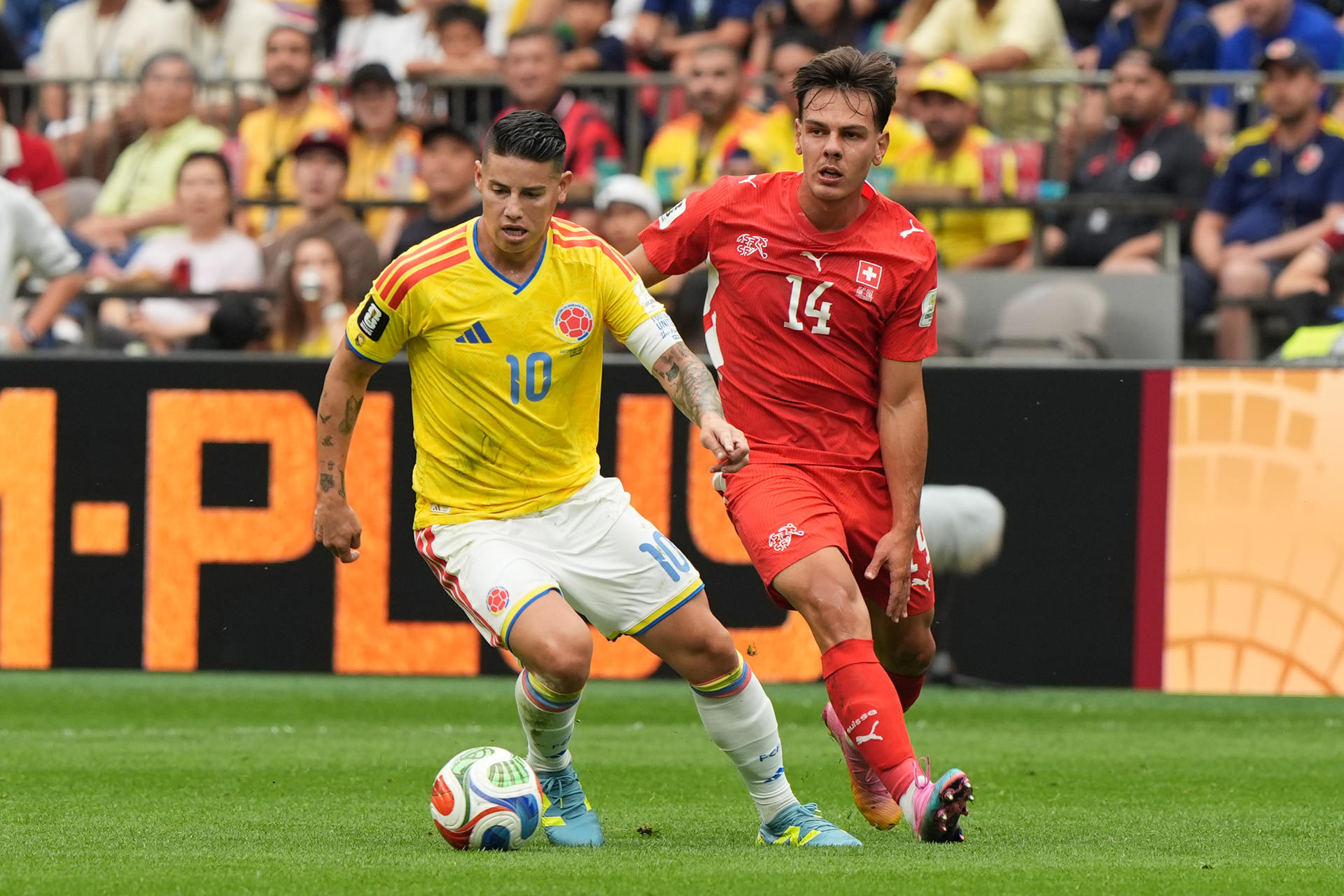 James Rodríguez (izq.), de Colombia, en acción en el partido contra Suiza del Mundial 2026. EFE/ Omar Alonso