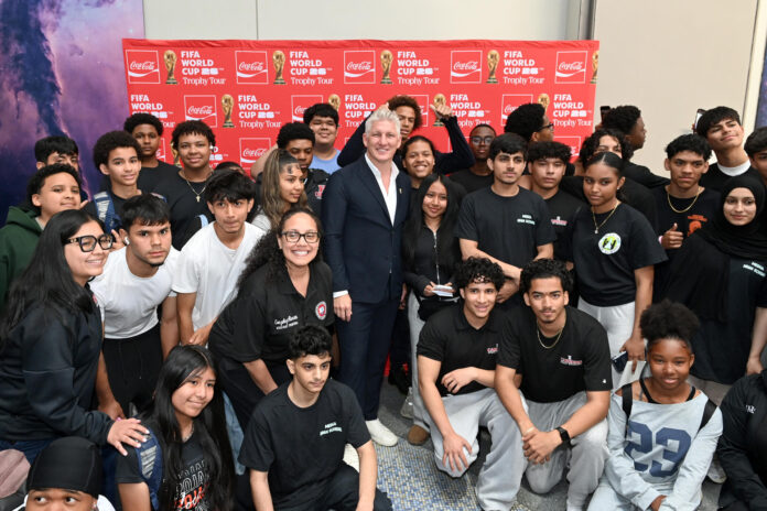 El exjugador de fútbol de Alemania Bastian Schweinsteiger (c) posa con estudiantes durante el Tour del Trofeo de la Copa Mundial de la FIFA organizado por Coca-Cola en el Museo Americano de Historia Natural el 2 de junio de 2026 en Nueva York (EE.UU.). EFE/ The Coca Cola Company

