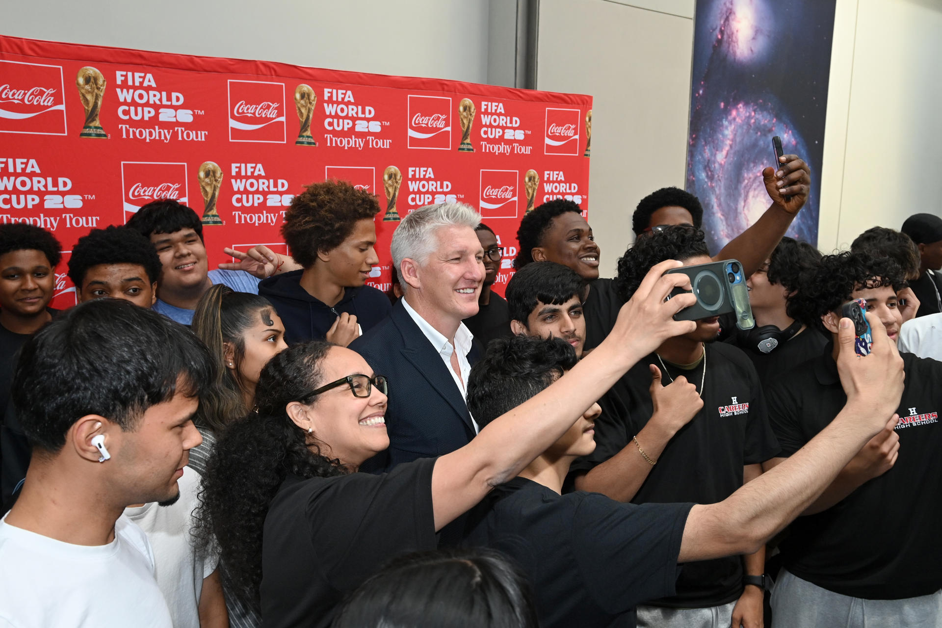 El exjugador de fútbol de Alemania, Bastian Schweinsteiger (c), posa con estudiantes durante el Tour del Trofeo de la Copa Mundial de la FIFA organizado por Coca-Cola en el Museo Americano de Historia Natural el 02 de junio de 2026 en Nueva York (EE.UU.). EFE/ The Coca Cola Company /SOLO USO EDITORIAL/ NO VENTAS/ SOLO DISPONIBLE PARA ILUSTRAR LA NOTICIA QUE ACOMPAÑA (CRÉDITO OBLIGATORIO)
