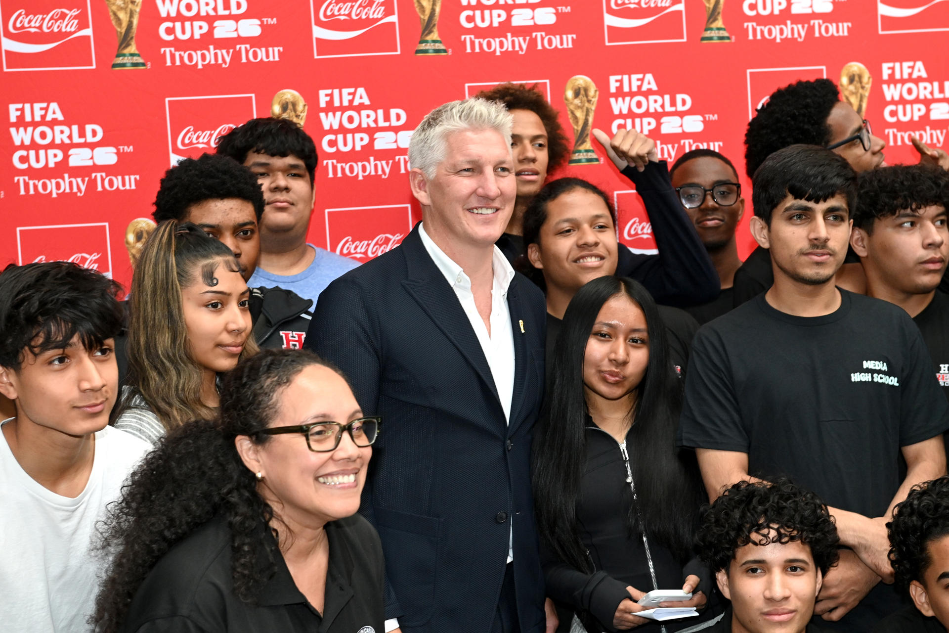 El exjugador de fútbol de Alemania, Bastian Schweinsteiger (c), posa con estudiantes durante el Tour del Trofeo de la Copa Mundial de la FIFA organizado por Coca-Cola en el Museo Americano de Historia Natural el 02 de junio de 2026 en Nueva York (EE.UU.). EFE/ The Coca Cola Company /SOLO USO EDITORIAL/ NO VENTAS/ SOLO DISPONIBLE PARA ILUSTRAR LA NOTICIA QUE ACOMPAÑA (CRÉDITO OBLIGATORIO)
