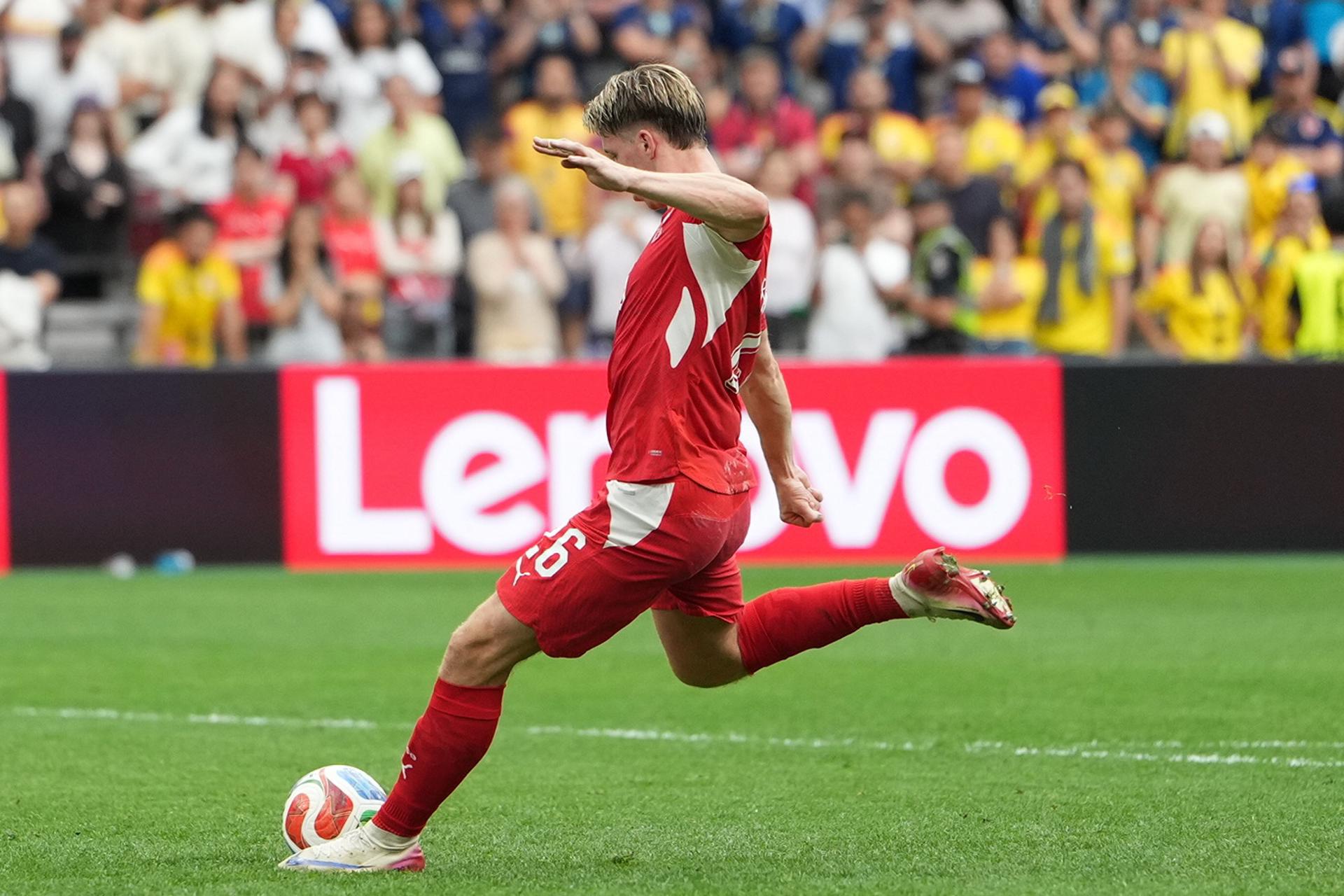 Cedric Itten, de Suiza, marca su lanzamiento durante la tanda de penaltis del partido de octavos de final del Mundial de Fútbol 2026. EFE/EPA/BOB FRID
