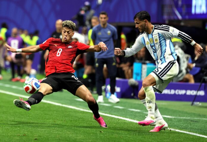 Leandro Paredes (d), de Argentina, y Emam Ashour, de Egipto, en acción durante el partido de octavos de final del Mundial 2026 entre Argentina y Egipto en Atlanta (EE.UU.). EFE/CRISTOBAL HERRERA-ULASHKEVICH
