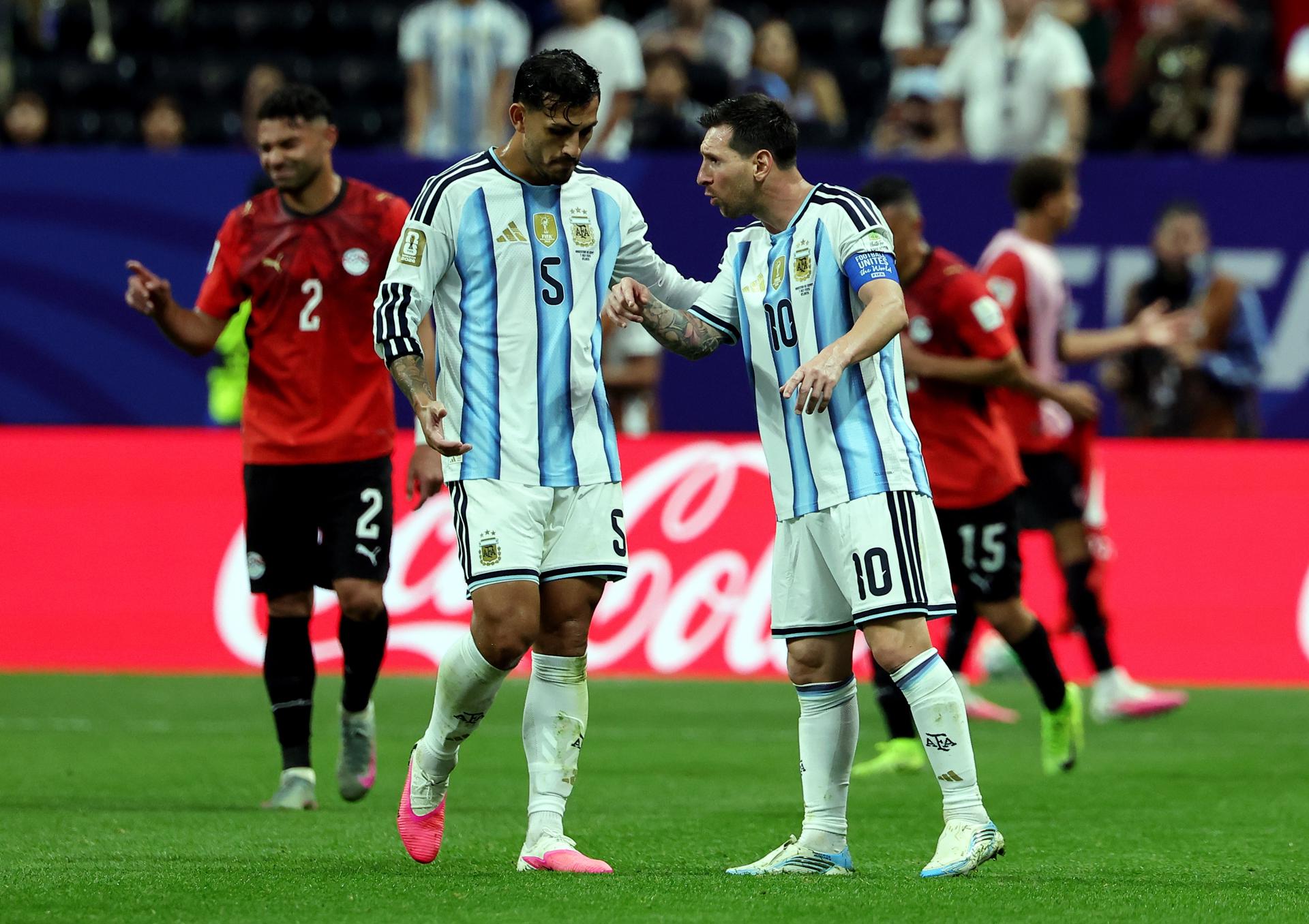 Leandro Paredes (i), de Argentina, y su compañero Lionel Messi hablan durante el partido de octavos de final del Mundial 2026 entre Argentina y Egipto en Atlanta (EE.UU.). EFE/CRISTOBAL HERRERA-ULASHKEVICH
