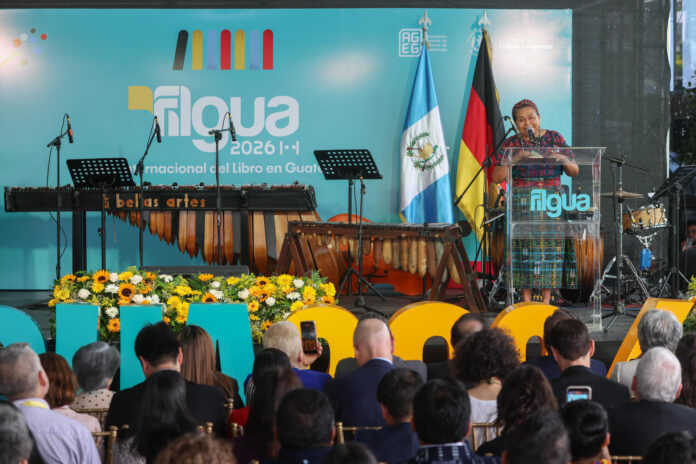 La Premio Nobel de la Paz 1992, Rigoberta Menchú (d), habla en la inauguración de la XXIII Feria Internacional del Libro en Guatemala (Filgua) 2026 este martes, en Ciudad de Guatemala (Guatemala). EFE/ Mariano Macz
