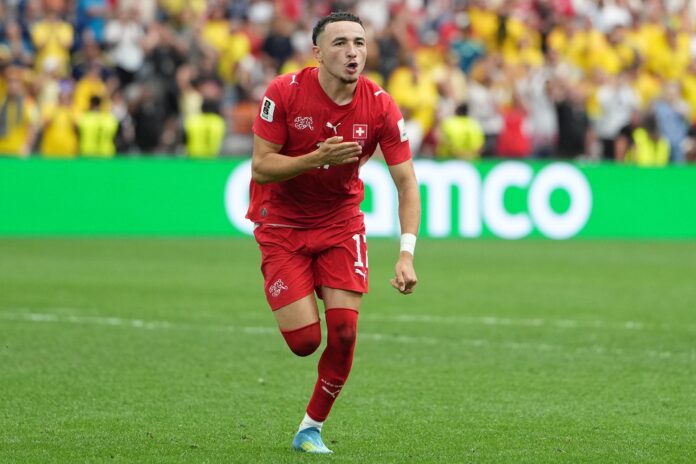 Ruben Vargas, de Suiza, celebra tras anotar el lanzamiento decisivo en la tanda de penaltis del partido de octavos de final del Mundial 2026 entre Suiza y Colombia en Vancouver (Canadá). EFE/BOB FRID

