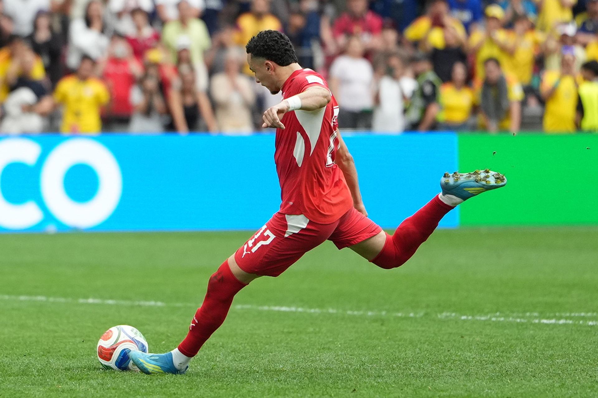 Ruben Vargas, de Suiza, marca el lanzamiento decisivo de la tanda de penaltis del partido de octavos de final del Mundial 2026 entre Suiza y Colombia en Vancouver (Canadá). EFE/BOB FRID