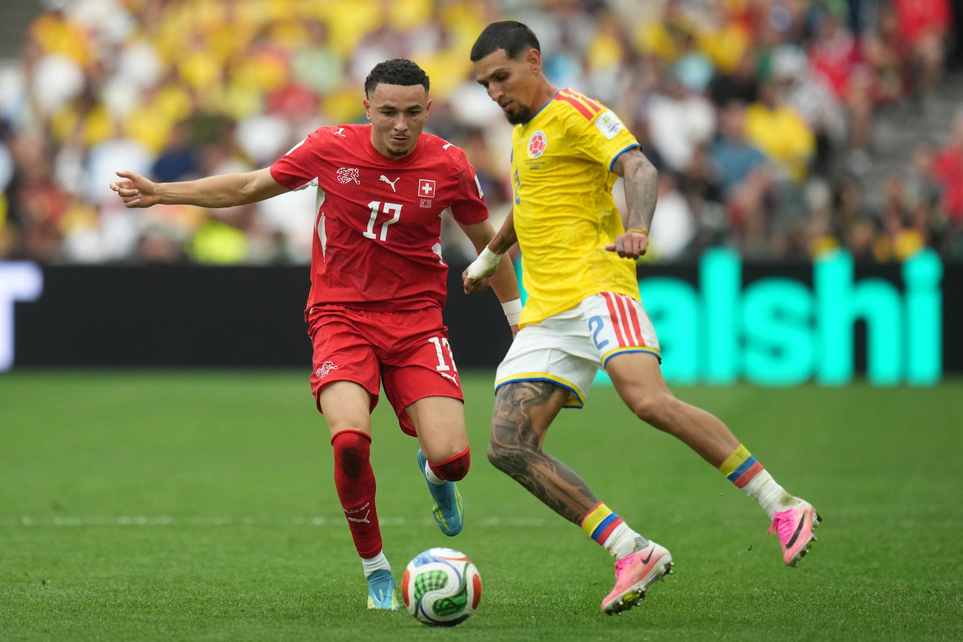 Ruben Vargas, de Suiza (i), en acción contra Daniel Muñoz, de Colombia (d), durante el partido de octavos de final del Mundial 2026 entre Suiza y Colombia en Vancouver (Canadá). EFE/BOB FRID