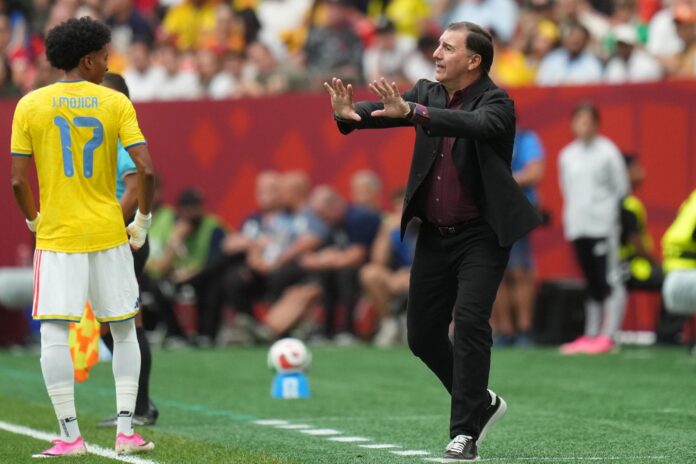 El entrenador de Colombia, Néstor Lorenzo, gesticula durante el partido de octavos de final del Mundial 2026 entre Suiza y Colombia en Vancouver (Canadá). EFE/BOB FRID
