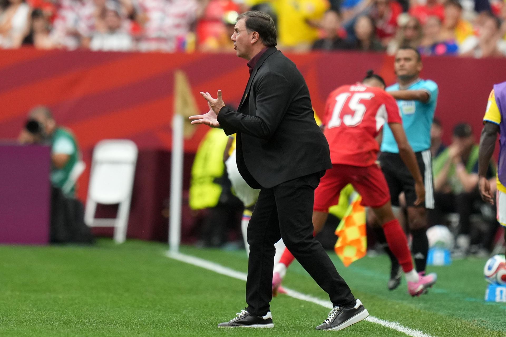 El entrenador de Colombia, Néstor Lorenzo, gesticula durante el partido de octavos de final del Mundial 2026 entre Suiza y Colombia en Vancouver (Canadá). EFE/BOB FRID
