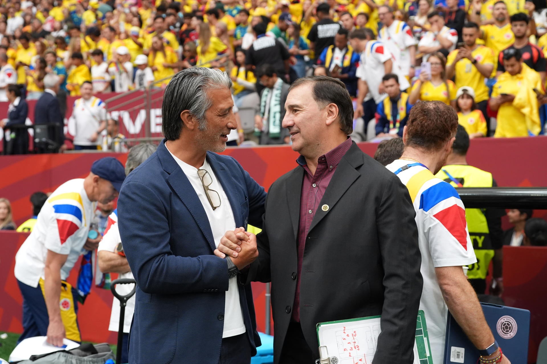 El seleccionador de Suiza, Murat Yakin (i), saluda a su homologo de Colombia, Néstor Lorenzo, previo a un partido de los octavos de final del Mundial 2026 entre Suiza y Colombia en el estadio BC Place en Vancouver (Canadá). EFE/ Omar Alonso

