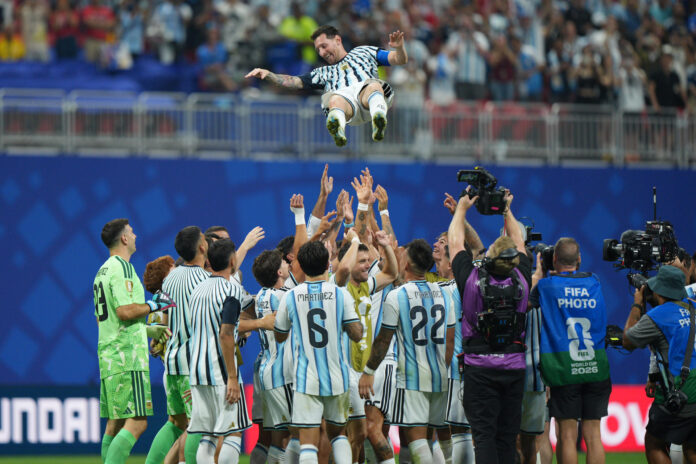 Lionel Messi es manteado por sus compañeros tras la victoria en el partido de octavos de final del Mundial 2026 que Argentina y Egipto han disputado este martes en el Atlanta Stadium. EFE
