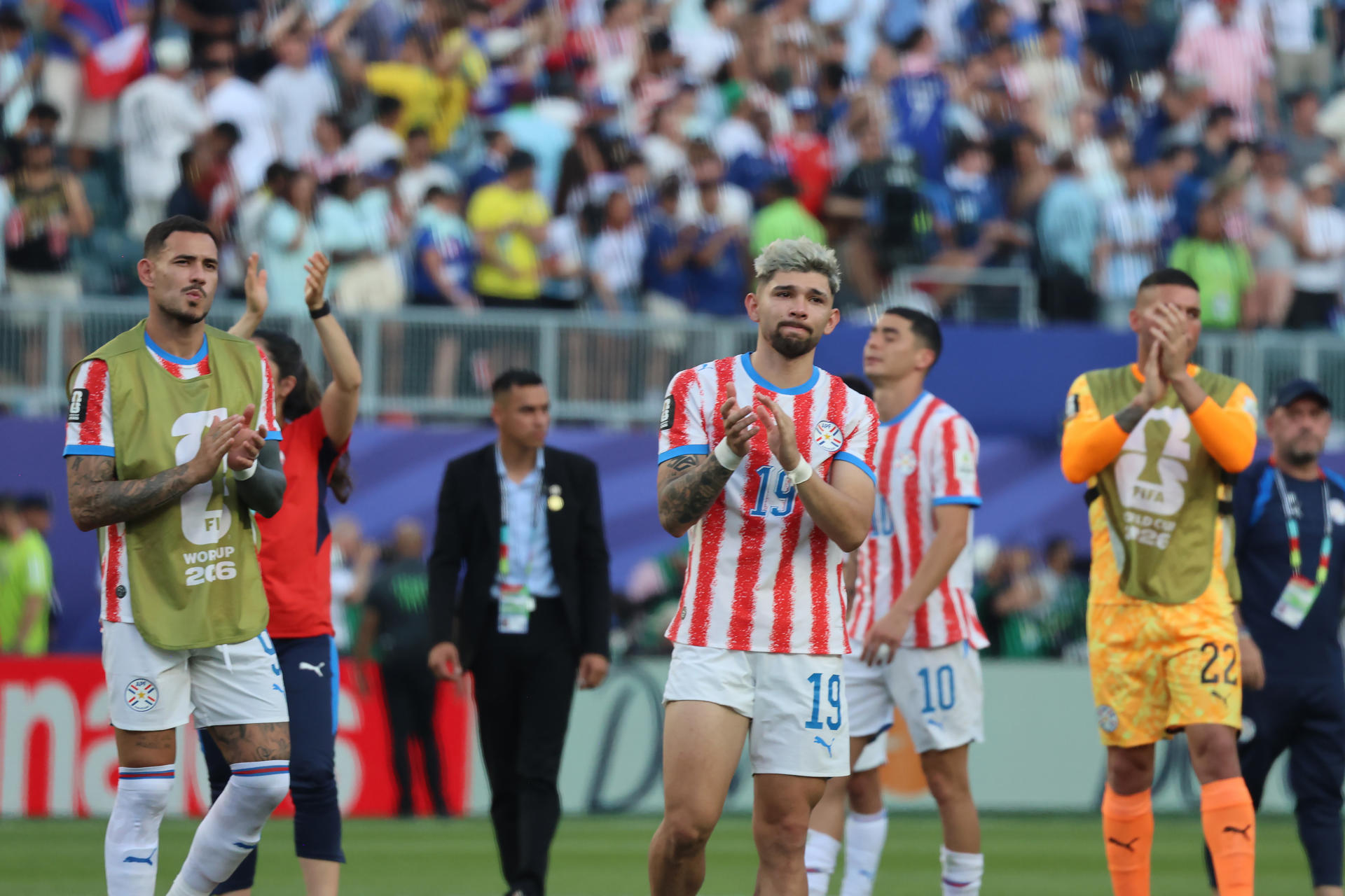 Jugadores de Paraguay saludan al finalizar el partido por los octavos de final del Mundial de la FIFA 2026 ante Francia. EFE/ Octavio Guzmán