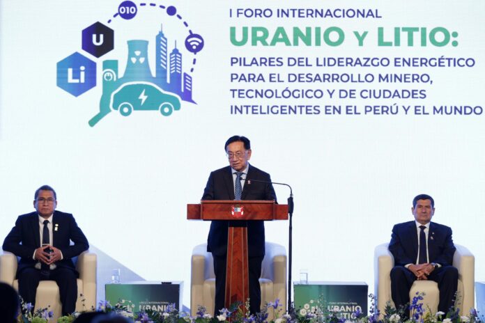 Fotografía cedida por el Ministerio de Vivienda de Perú que muestra al presidente interino de Perú, José María Balcázar (c), hablando durante la inauguración del 'Foro Internacional Uranio y Litio' este martes, en Lima (Perú). EFE/ Ministerio de Vivienda de Perú  /SOLO USO EDITORIAL/ NO VENTAS/ SOLO DISPONIBLE PARA ILUSTRAR LA NOTICIA QUE ACOMPAÑA (CRÉDITO OBLIGATORIO)
