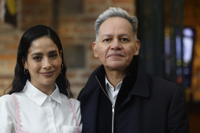 La actriz Fátima Molina (i) y el director Ernesto Contreras, posan durante una entrevista con EFE este lunes, en Ciudad de México (México). EFE/ Sáshenka Gutiérrez
