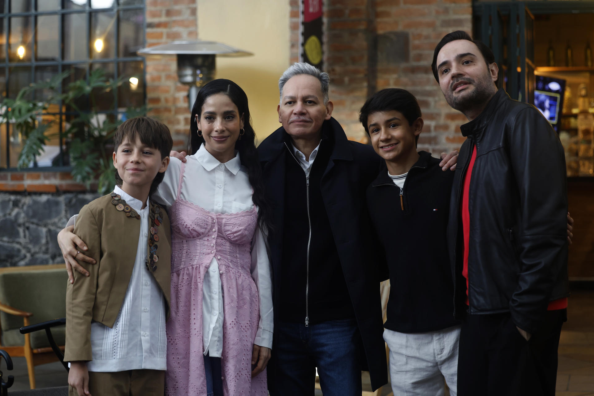 Desde la izquierda; los actores Yago Andreus, Fátima Molina, Ernesto Contreras, Ian Andrade y Alex Zuno, posan durante una entrevista con EFE este lunes, en Ciudad de México (México). EFE/ Sáshenka Gutiérrez