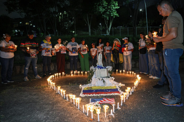 Familiares de presos políticos venezolanos fueron captados este 7 de julio, durante una vigilia frente a la embajada de Estados Unidos en Caracas, para orar por las víctimas de los terremoto en Venezuela y para exigir la liberación de sus seres queridos, en la capital venezolana. EFE/Magda Gibelli
