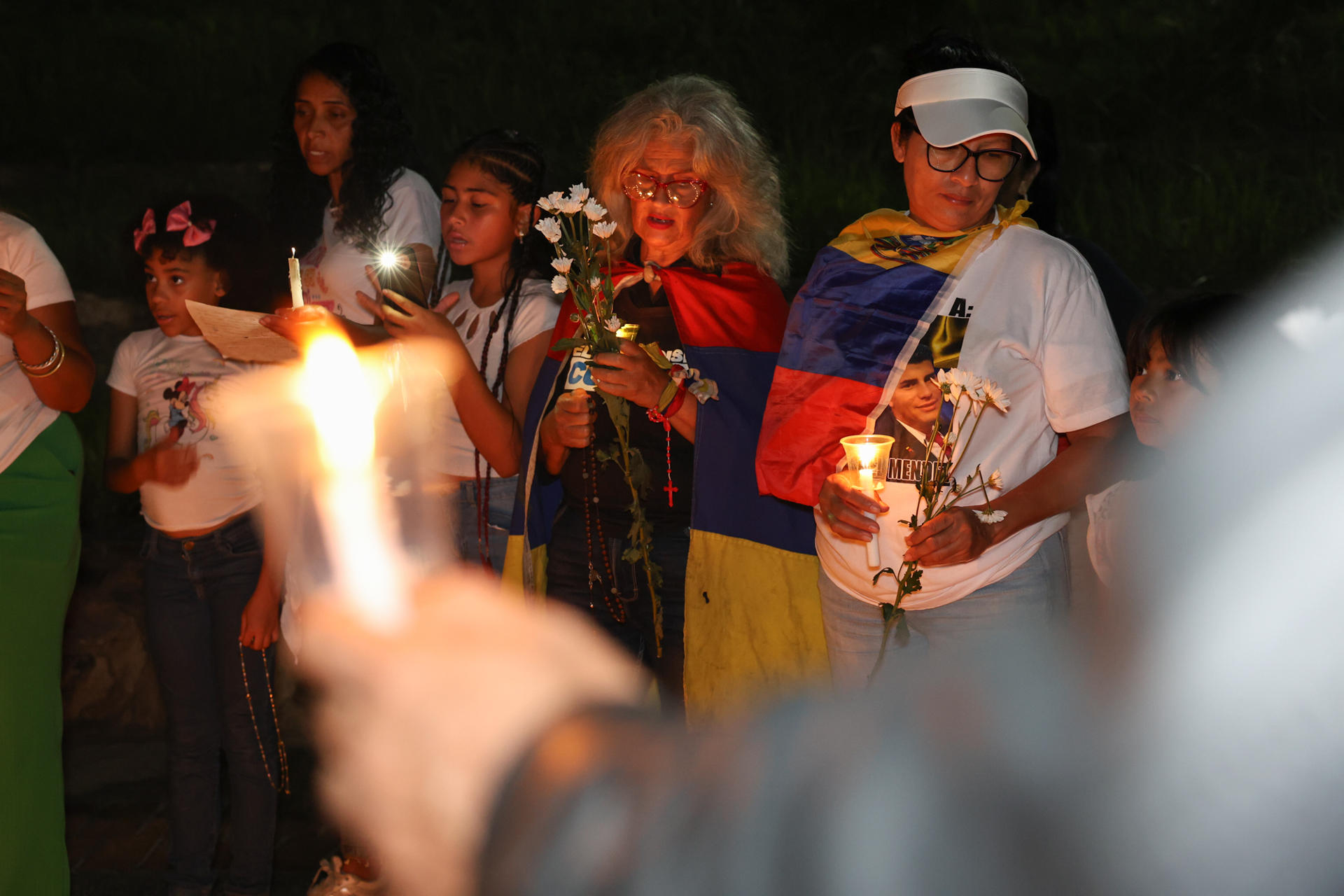 Familiares de presos políticos venezolanos fueron captados este 7 de julio, durante una vigilia frente a la embajada de Estados Unidos en Caracas, para orar por las víctimas de los terremoto en Venezuela y para exigir la liberación de sus seres queridos, en la capital venezolana. EFE/Magda Gibelli
