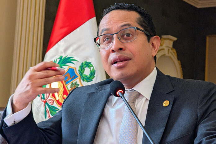 Fotografía de archivo en la que se captó al presidente del Jurado Nacional de Elecciones (JNE) de Perú, Roberto Burneo Sánchez, durante una rueda de prensa, en Lima (Perú). EFE/Fernando Gimeno

