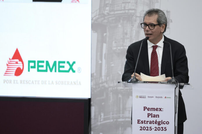 Fotografía de archivo en la que se captó al secretario de Hacienda y Crédito Público de México, Edgar Amador Zamora, durante una conferencia de prensa acerca de la estatal Petróleos Mexicanos (Pemex), en Ciudad de México (México ). EFE/José Méndez
