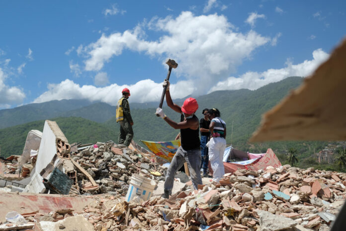 Voluntarios trabajan en la remoción de escombros de los edificios Mision Vivienda OPPE luego del doble terremoto de magnitud 7,2 y 7,5 ocurrido el pasado 24 de Junio, este martes en La Guaira (Venezuela). EFE/ Xaume Olleros
