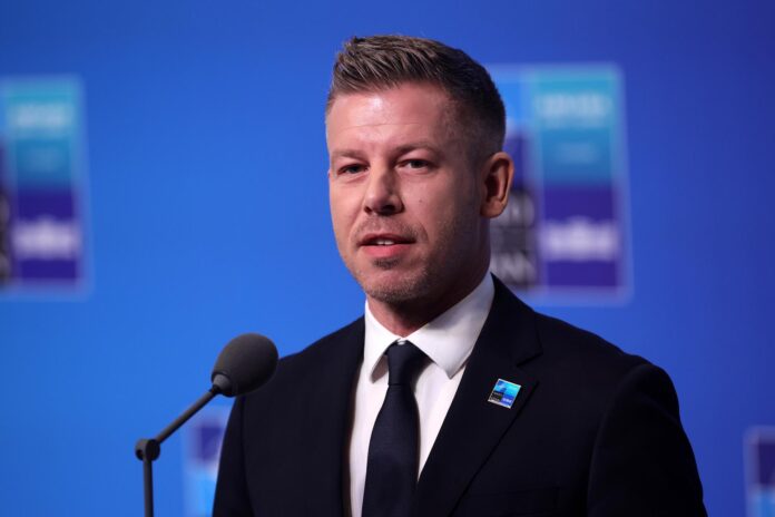 El primer ministro húngaro, Péter Magyar, habla con los medios a su llegada a la cumbre de la OTAN 2026 en Ankara, Turquía, el 8 de julio de 2026. EFE/EPA/NECATI SAVAS

