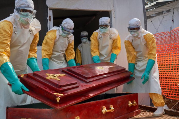 El Gobierno de la República Democrática del Congo (RDC) elevó este miércoles a 580 el número de muertos y a 1.708 los casos confirmados por el brote de ébola declarado en el este del país el pasado 15 de mayo. EFE/ Dieudonne Dirole
