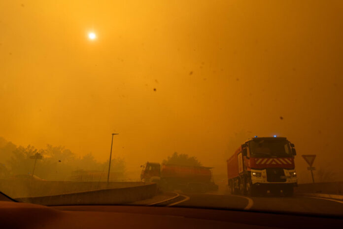 Vista este lunes del incendio forestal que se declaró en un macizo a una treintena de kilómetros al oeste de la ciudad de Perpiñán (Francia),EFE/ Gendarmerie Nationale - SOLO USO EDITORIAL/SOLO DISPONIBLE PARA ILUSTRAR LA NOTICIA QUE ACOMPAÑA (CRÉDITO OBLIGATORIO) -
