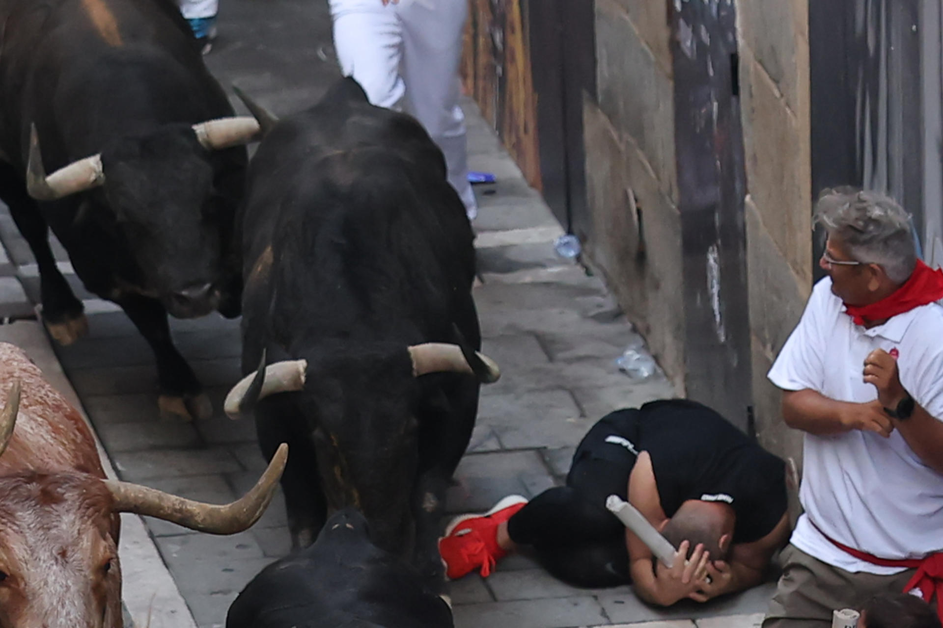 Los toros de la ganadería gaditana de Cebada Gago en el segundo encierro de los Sanfermines 2026, este miércoles en Pamplona. EFE/J.P. Urdiroz
