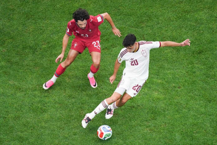 Vitinha (i) de Portugal disputa el balón con Pedri de España en el partido de los octavos de final del Mundial de la FIFA 2026 entre Portugal y España en el estadio AT&T en Arlington (Estados Unidos). EFE/ Kenneth Fernández

