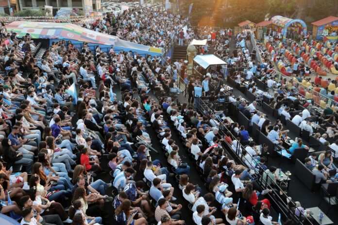 BATROUN (Líbano), 07/07/2026.- Aficionados libaneses al fútbol se reúnen para ver el partido de octavos de final de la Copa Mundial de la FIFA 2026 entre Argentina y Egipto en una pantalla gigante en Batroun, al norte del Líbano, el 7 de julio de 2026. EFE/EPA/WAEL HAMZEH EDITORIAL USE ONLY

