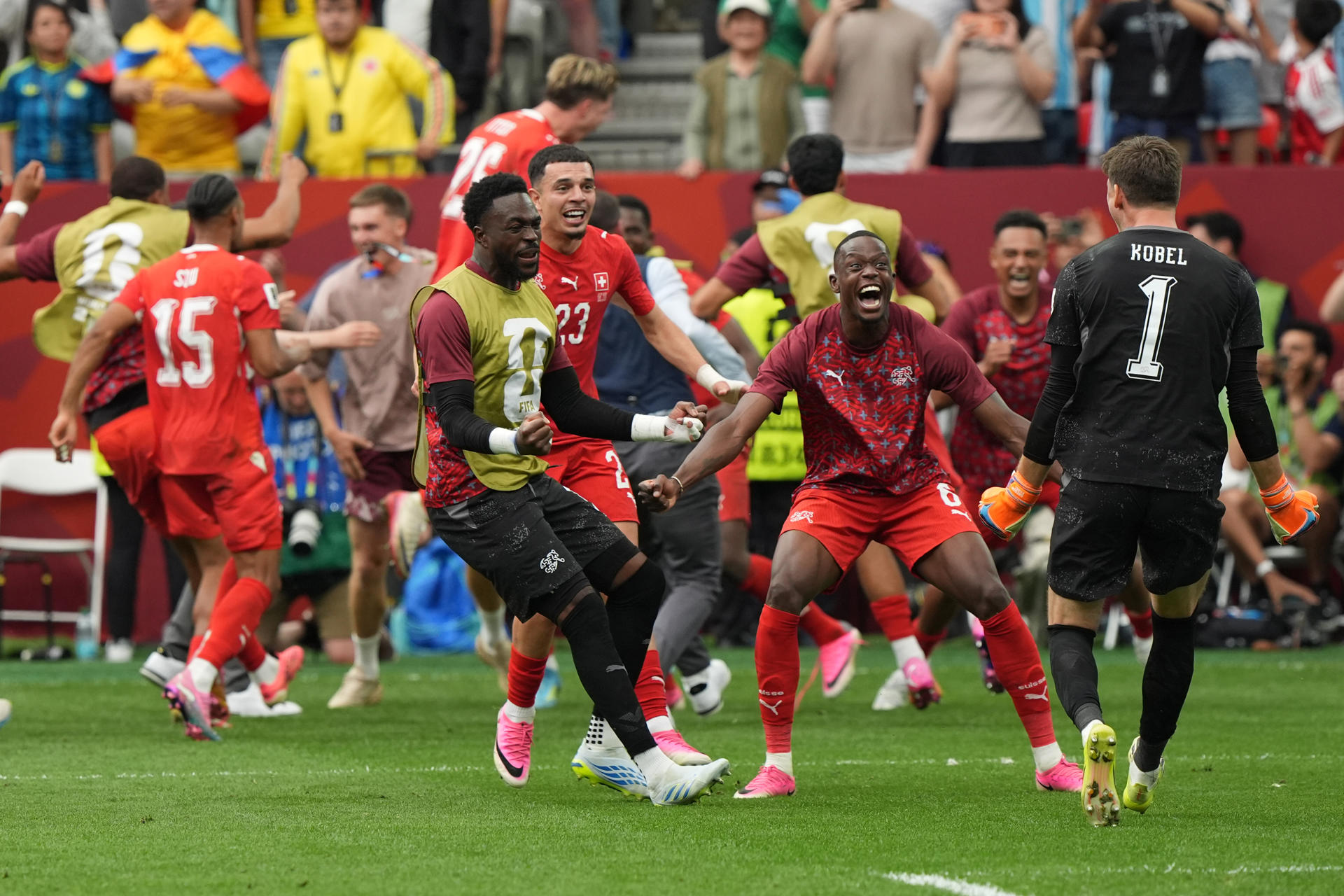 Jugadores de Suiza celebran al ganar el partido de los octavos de final del Mundial de la FIFA 2026 ante Colombia en el estadio BC Place en Vancouver (Canadá). EFE/ Omar Alonso
