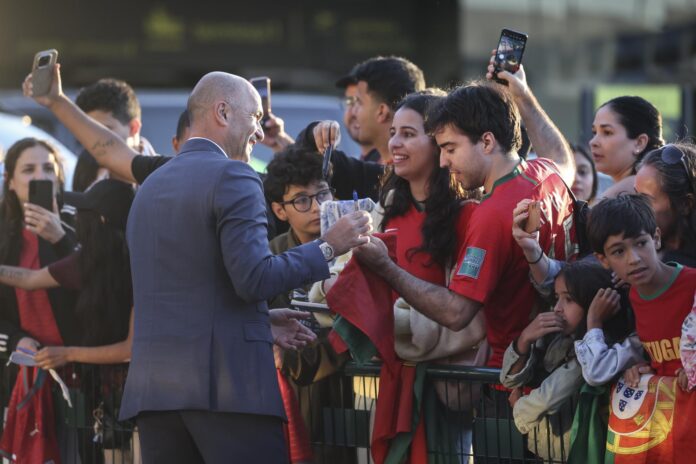 El español Roberto Martínez, ya exseleccionador de Portugal, a su llegada a Lisboa este miércoles con el resto del equipo tras quedar eliminados en el Mundial de Estados Unidos, México y Canadá. EFE/ ANTONIO PEDRO SANTOS
