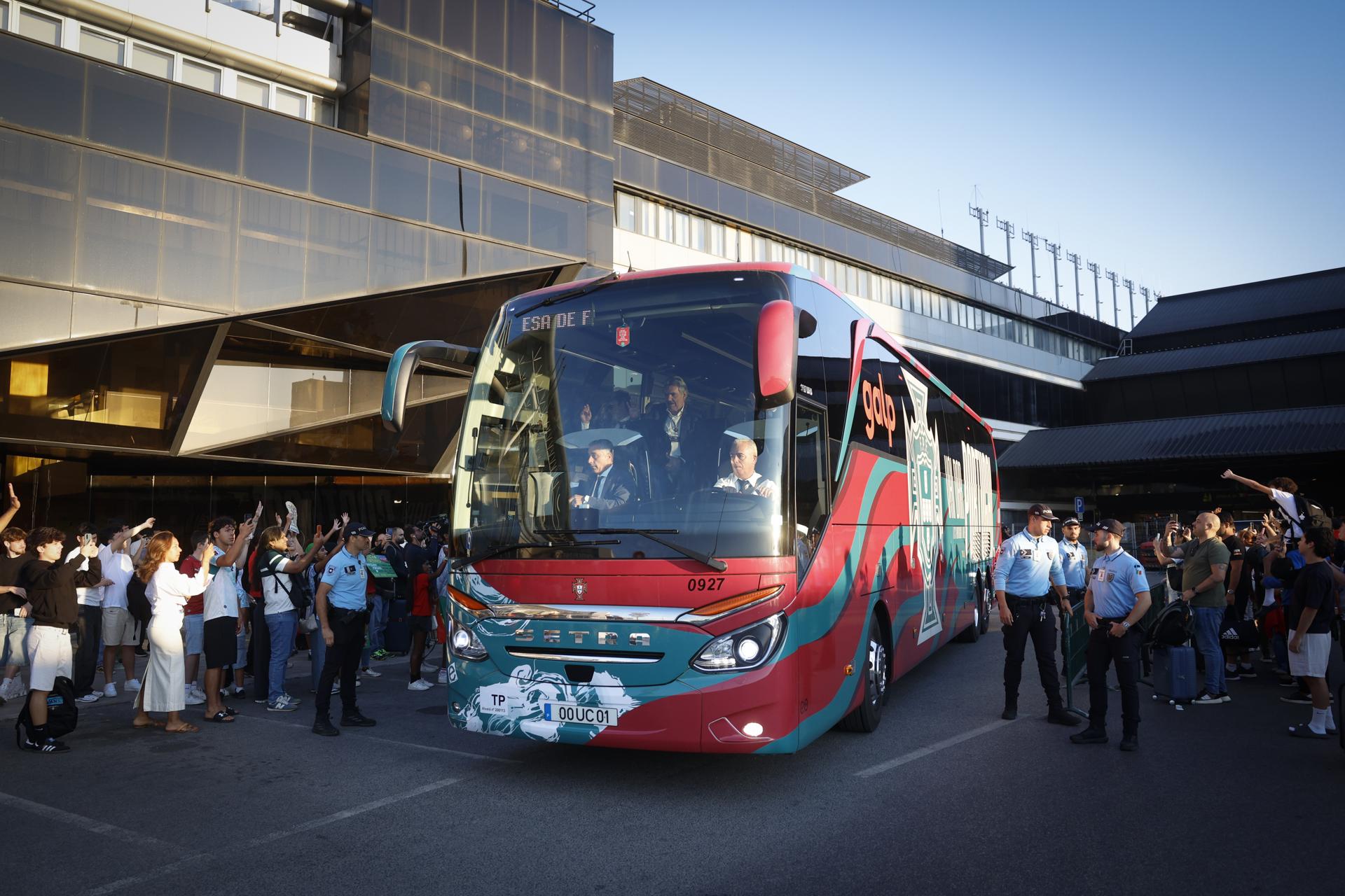 El autobús que traslada a la selección de Portugal tras su aterrizaje en Lisboa, este miércoles, una vez quedó eliminada del Mundial de Estados Unidos, México y Canadá. EFE/ANTONIO PEDRO SANTOS