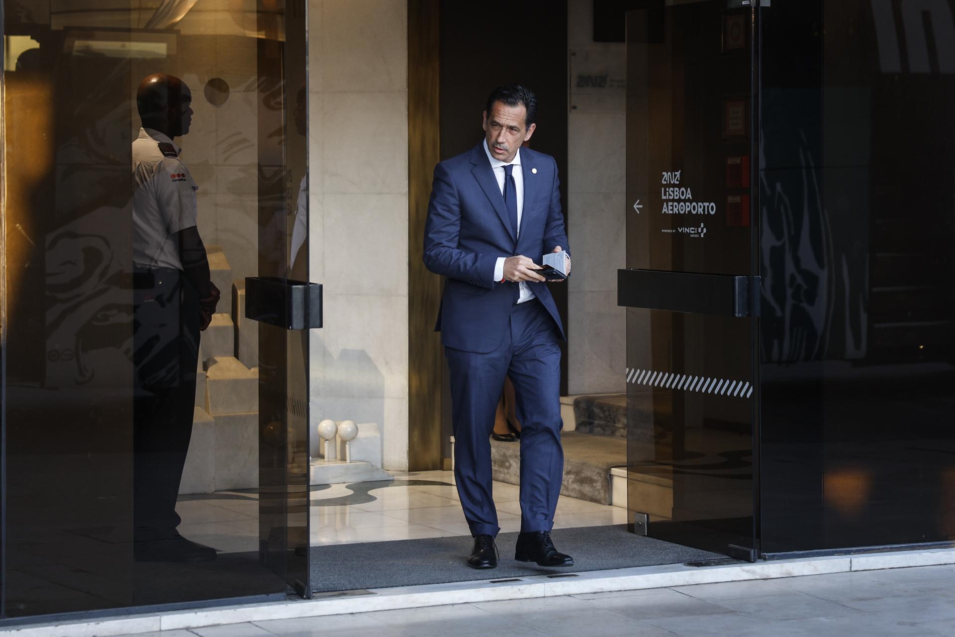 El presidente de la Federación Portuguesa de Fútbol, Pedro Proença, a su llegada al aeropuerto de Lisboa este miércoles. EFE/ANTONIO PEDRO SANTOS