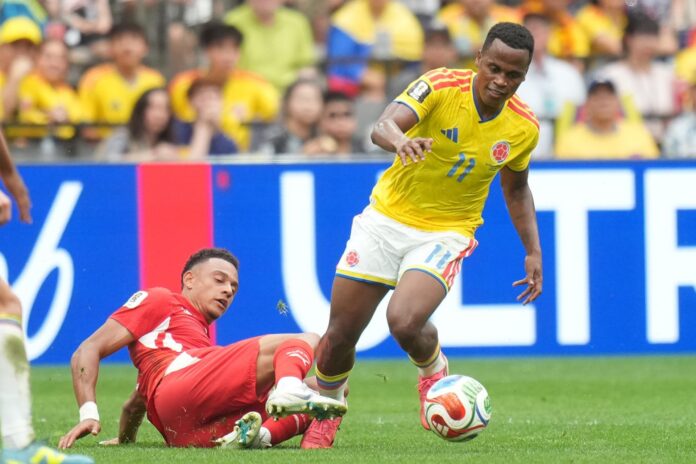 El colombiano Jhon Arias (dch) durante el partido ante Suiza este martes en Vancouver. EFE/EPA/BOB FRID
