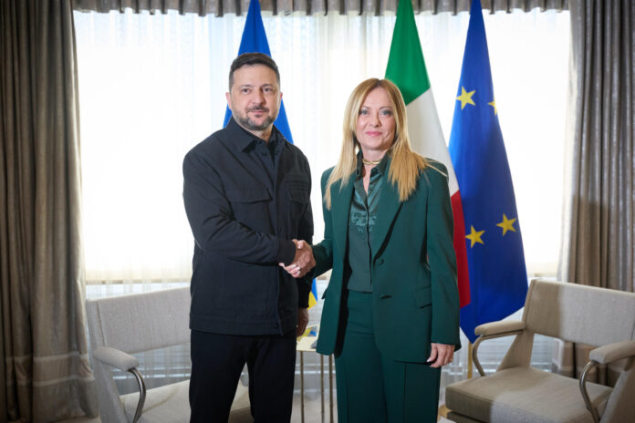 La primera ministra italiana, Giorgia Meloni, y su homólogo ucraniano, Volodímir Zelenski, posan durante el encuentro que celebraron al margen de la cumbre de la OTAN que se celebra en Ankara, Turquía, este miércoles. EFE/ Presidencia Ucraniana  - SOLO USO EDITORIAL/SOLO DISPONIBLE PARA ILUSTRAR LA NOTICIA QUE ACOMPAÑA (CRÉDITO OBLIGATORIO) -
