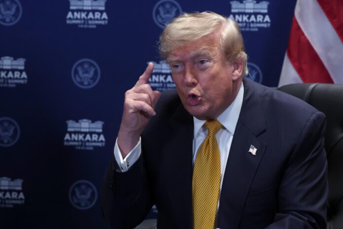 El presidente de Estados Unidos, Donald Trump, habla durante una reunión con el secretario general de la OTAN, Mark Rutte (no aparece en la imagen), al margen de la cumbre de la OTAN en Ankara, Turquía, el 8 de julio de 2026. EFE/EPA/FILIP SINGER / POOL
