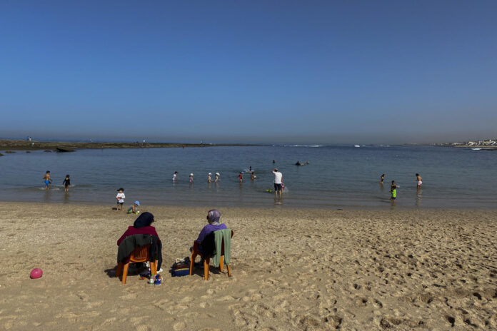 Imagen de archivo de jornada calurosa en la playa en Marruecos. EFE/María Traspaderne
