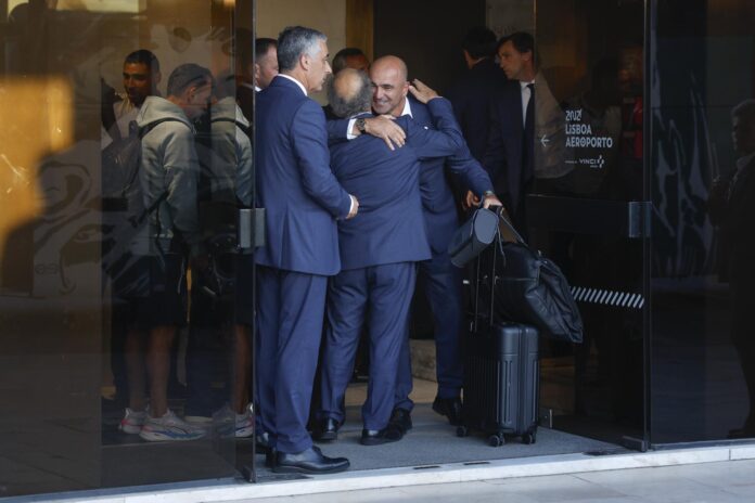El ya exseleccionador de Portugal, el español Roberto Martinez, a su llegada a Lisboa, procedente de Dallas (Estados Unidos), donde el combinado nacional quedó eliminado en octavos del Mundial 2026. EFE/ ANTONIO PEDRO SANTOS
