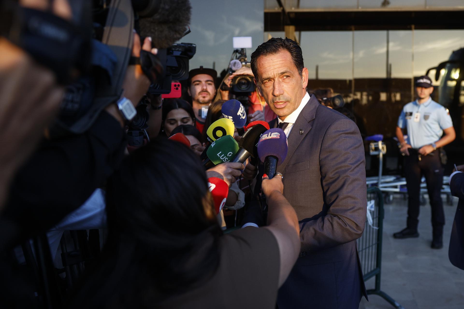 El presidente de la Federación Portuguesa de Fútbol, Pedro Proença , a su llegada a Lisboa, procedente de Dallas, (Estados Unidos), donde el combinado nacional quedó eliminado en octavos del Mundial 2026. EFE/ ANTONIO PEDRO SANTOS
