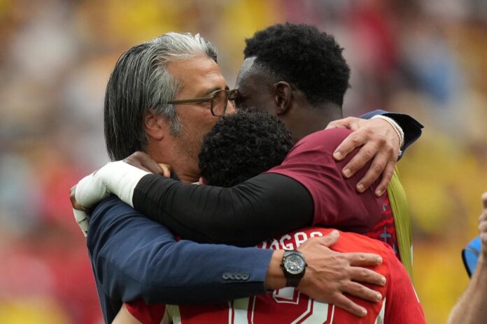 El seleccionador de Suiza, Murat Yakin (i), celebra con sus futbolistas Yvon Mvogo (d) y Rubén Vargas (c), tras clasificarse para los cuartos de final del Mundial de Estados Unidos, México y Canadá, este martes. EFE/ BOB FRID
