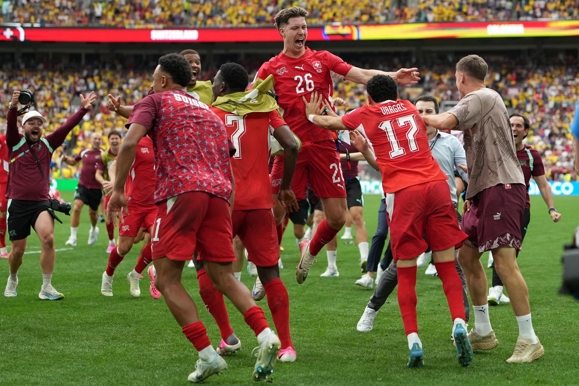 Futbolistas de Suiza celebran su clasificación a cuartos de final del Mundial de Estados Unidos, México y Canadá, tras eliminar a Colombia en octavos este martes. EFE/ BOB FRID
