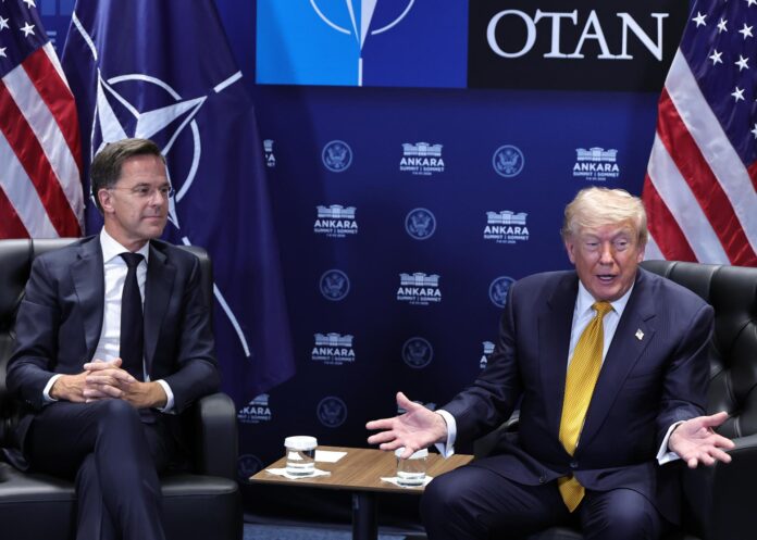 El secretario general de la OTAN, Mark Rutte (i), y el presidente de Estados Unidos, Donald Trump, se reúnen al margen de la cumbre de la OTAN en Ankara, Turquía, el 8 de julio de 2026. EFE/EPA/FILIP SINGER / POOL

