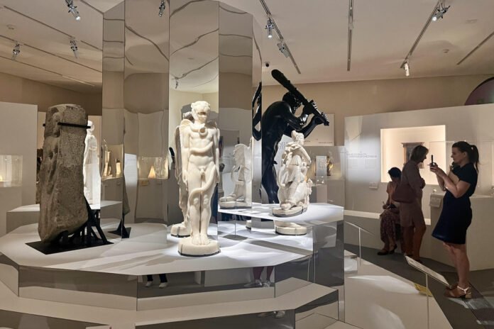El Museo Bonnat-Helleu de Bayona, un pequeño Louvre ubicado a apenas media hora de la frontera con España que reúne una colección con obras de Goya, Da Vinci, el Greco o Rembrandt, entre otros, y propone este verano repasar la historia de los mitos para contar el mundo. 