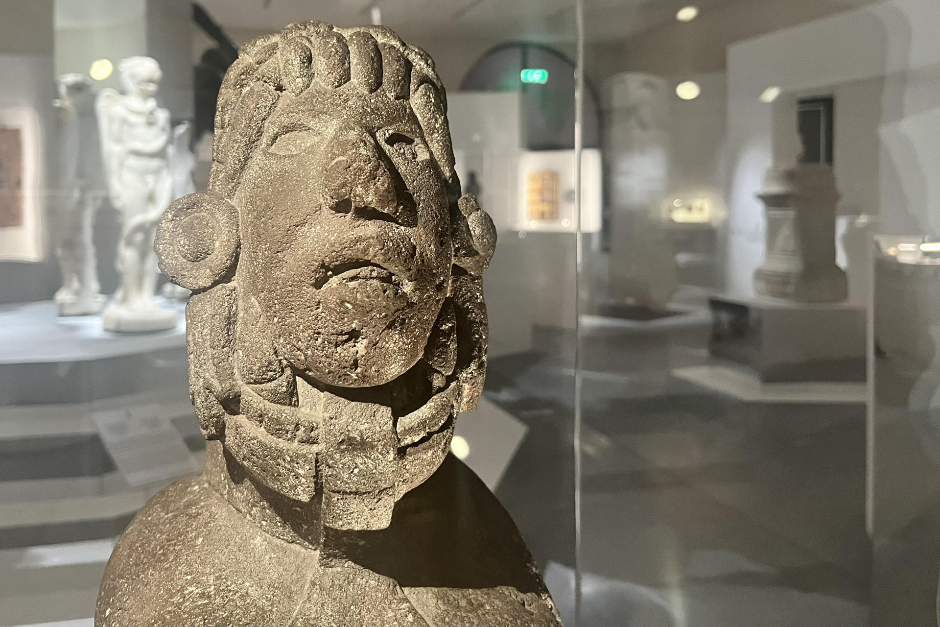 Vista de una escultura prehispánica en roca volcánica de un Quetzalcoatl, procedente de México y expuesta en el Museo Bonnat-Helleu de Bayona, un pequeño Louvre ubicado a apenas media hora de la frontera con España que reúne una colección con obras de Goya, Da Vinci, el Greco o Rembrandt, entre otros, y propone este verano repasar la historia de los mitos para contar el mundo. "Es un museo que fue fundado a principios del siglo XX por Léon Bonnat, un gran pintor originario de Bayona, pero como hizo toda su carrera en París, coleccionó grandes obras maestras del arte occidental", explicó a EFE Barthélémy Etchegoyen Glama, director de esta pinacoteca del País Vasco francés. EFE/ Nerea González
