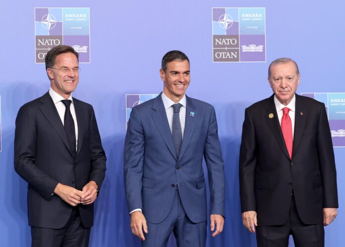 El secretario general de la OTAN, Mark Rutte (izq.), y el presidente turco, Recep Tayyip Erdogan (der.), reciben al presidente del Gobierno de España, Pedro Sánchez, durante la cumbre de la OTAN de 2026 en Ankara, Turquía, el 8 de julio de 2026. EFE/EPA/GEORGI LICOVSKI
