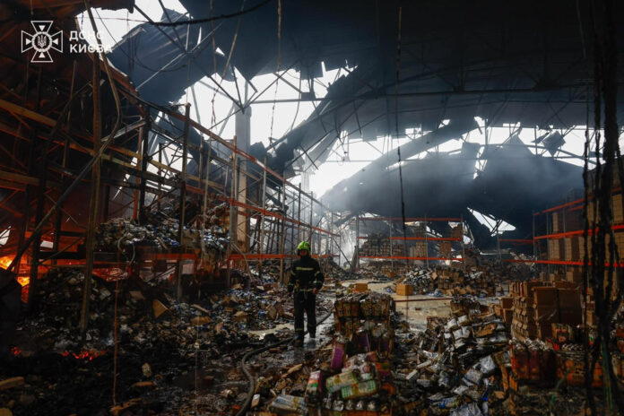 Dos personas han muerto en la ciudad de Járkov y una tercera en Kiev como consecuencia de los ataques aéreos de larga distancia llevados a cabo por Rusia este miércoles, según informaron las autoridades regionales ucranianas. Las dos víctimas de la ciudad de Járkov perdieron la vida en un ataque ruso con misil contra una zona residencial de esta urbe del noreste de Ucrania y cercana a la frontera con Rusia, informaron en sus redes sociales el jefe de la administración militar regional, Oleg Siniégubov, y el alcalde, Igor Teréjov.EFE/ Servicios de Emergencias de Ucrania  - SOLO USO EDITORIAL/SOLO DISPONIBLE PARA ILUSTRAR LA NOTICIA QUE ACOMPAÑA (CRÉDITO OBLIGATORIO) -
