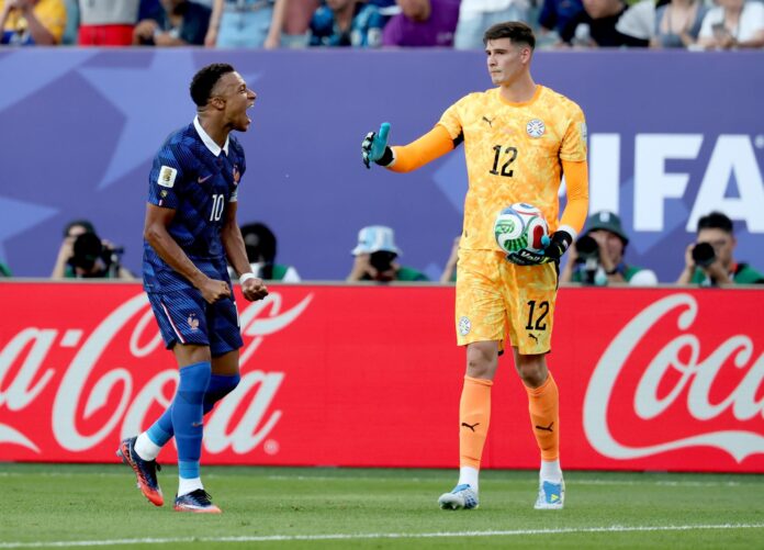 Kylian Mbappé (izq.), de Francia, celebra frente al guardameta Orlando Gill, de Paraguay. El goleador comandará a 'les bleus' frente a Marruecos. EFE/EPA/SARAH YENESEL
