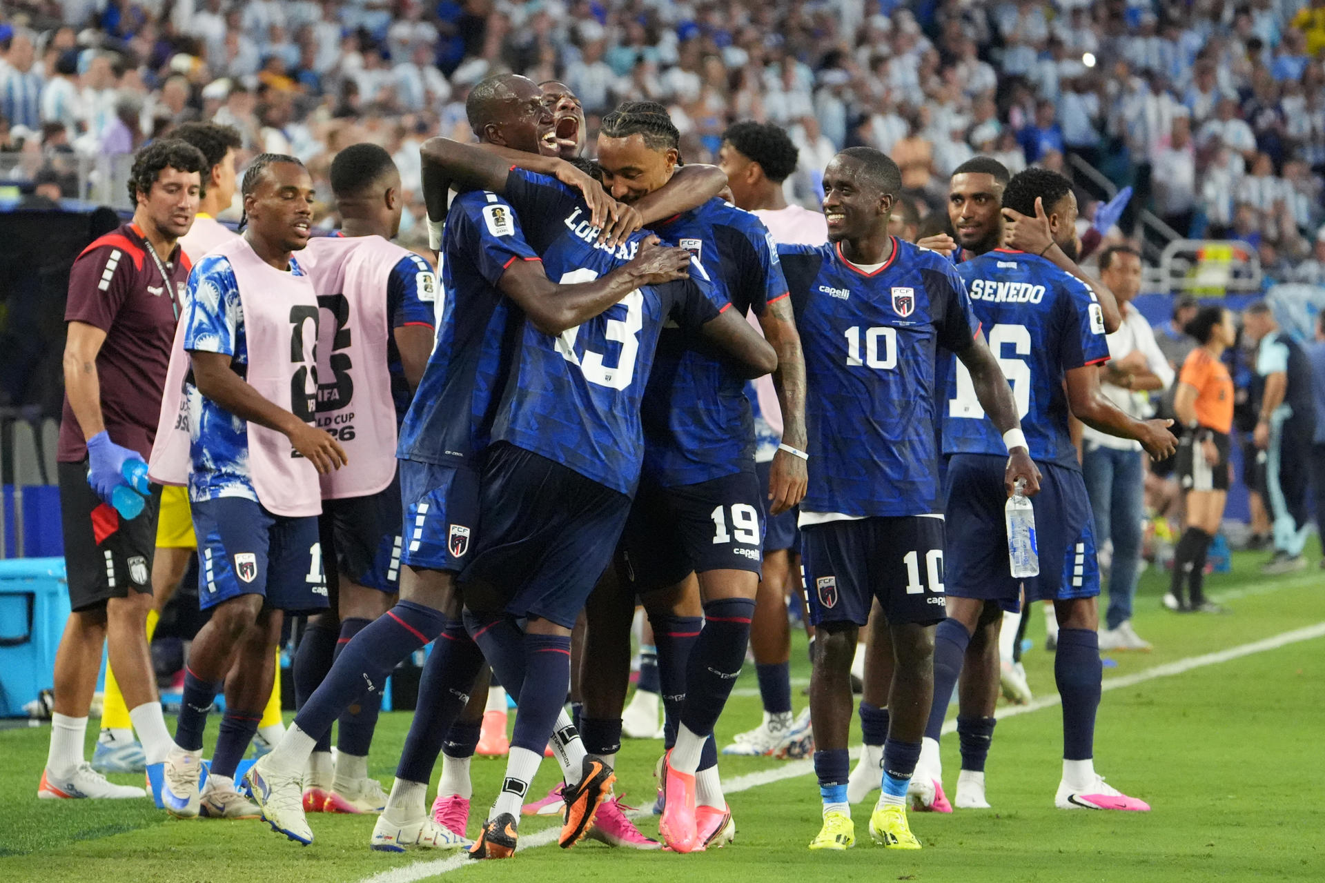 Jugadores de Cabo Verde se despiden con alegría del Mundial tras caer en emotivo partido ante Argentina. EFE/ Alberto Boal